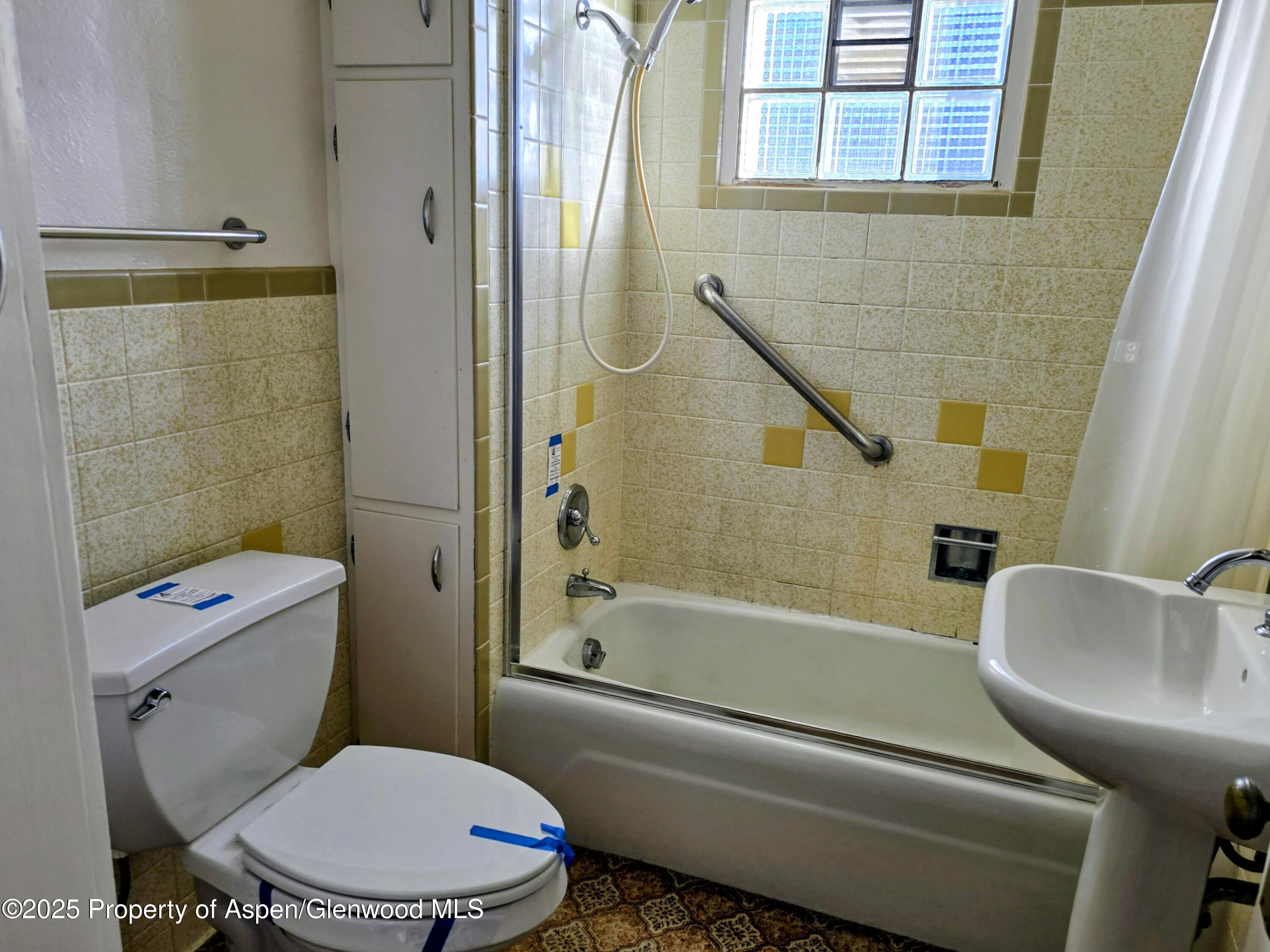 720 Barclay Street Craig, CO 81625 - Photo 15 of 22 a bathroom with a toilet and a bath tub