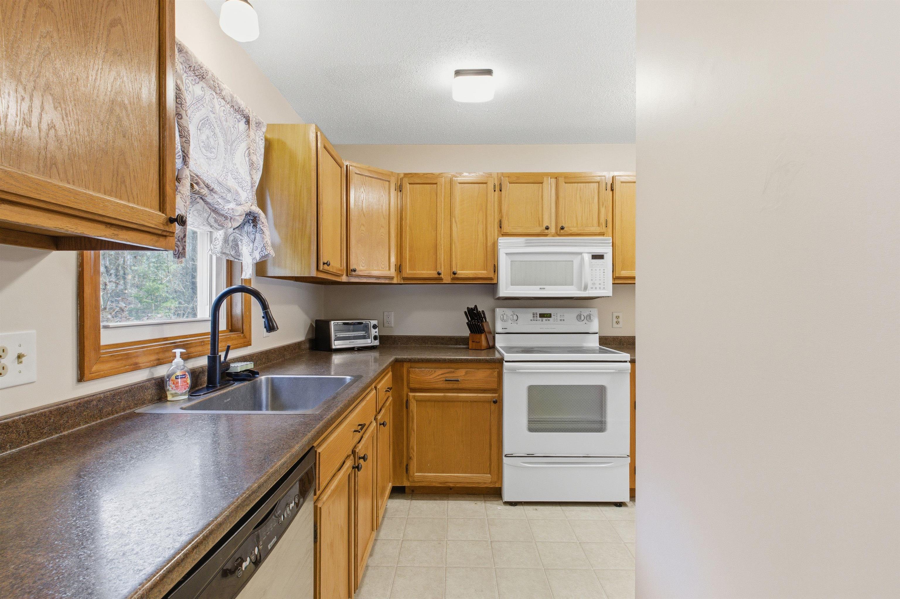 10 Chester Lane, Unit 4 Enfield, NH 03748 - Photo 16 of 46