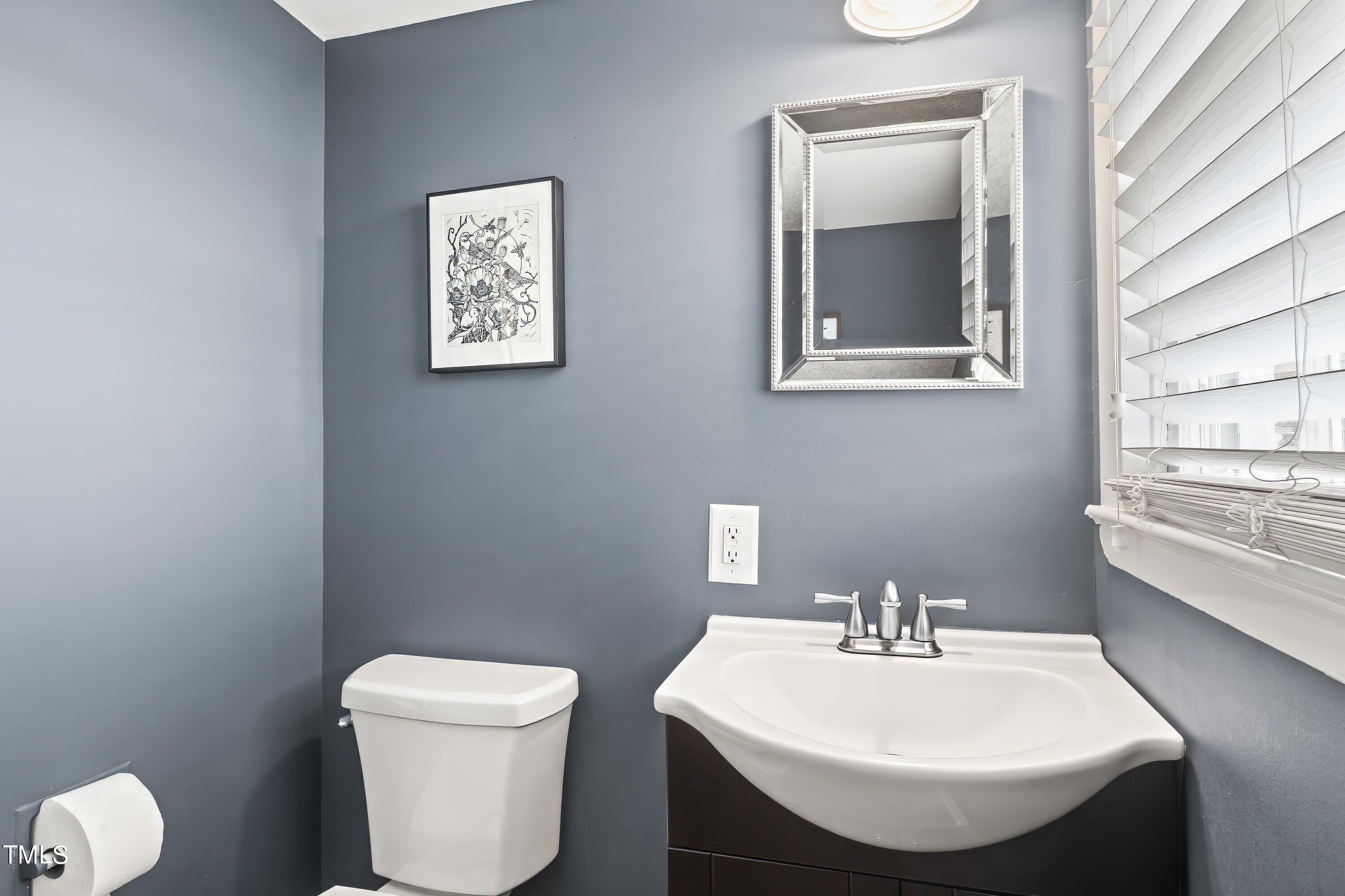 528 Harvard Street Raleigh, NC 27609 - Photo 32 of 44 a bathroom with a toilet a sink and mirror