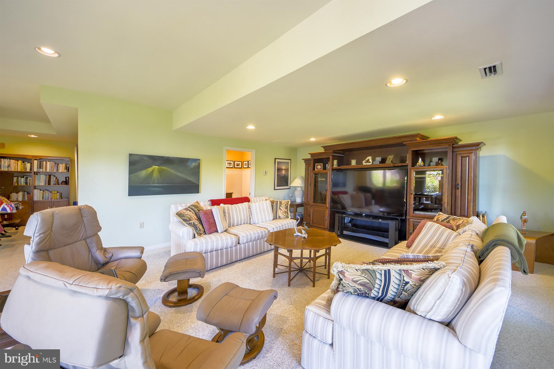 960 South River Landing Road, Unit 960 Edgewater, MD 21037 - Photo 22 of 29 Relaxing space for entertaining