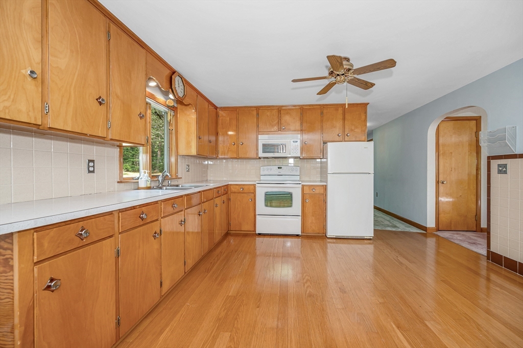 28 Ledge Road Pelham, NH 03076 - Photo 8 of 36