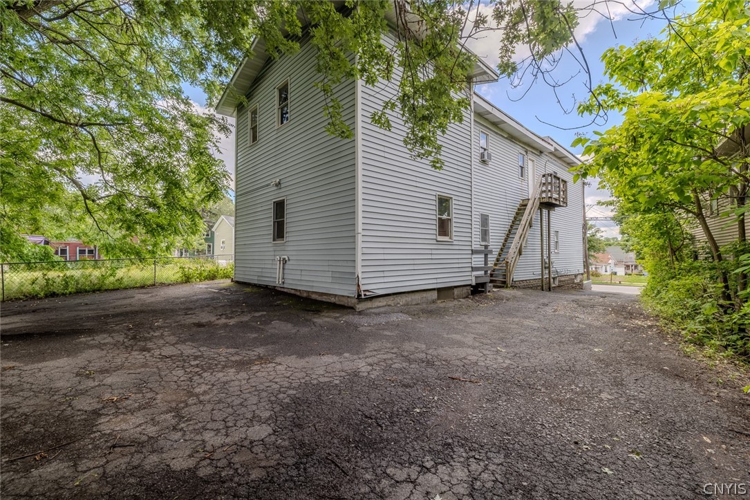 1406 Butternut Street Syracuse, NY 13208 - Photo 3 of 42