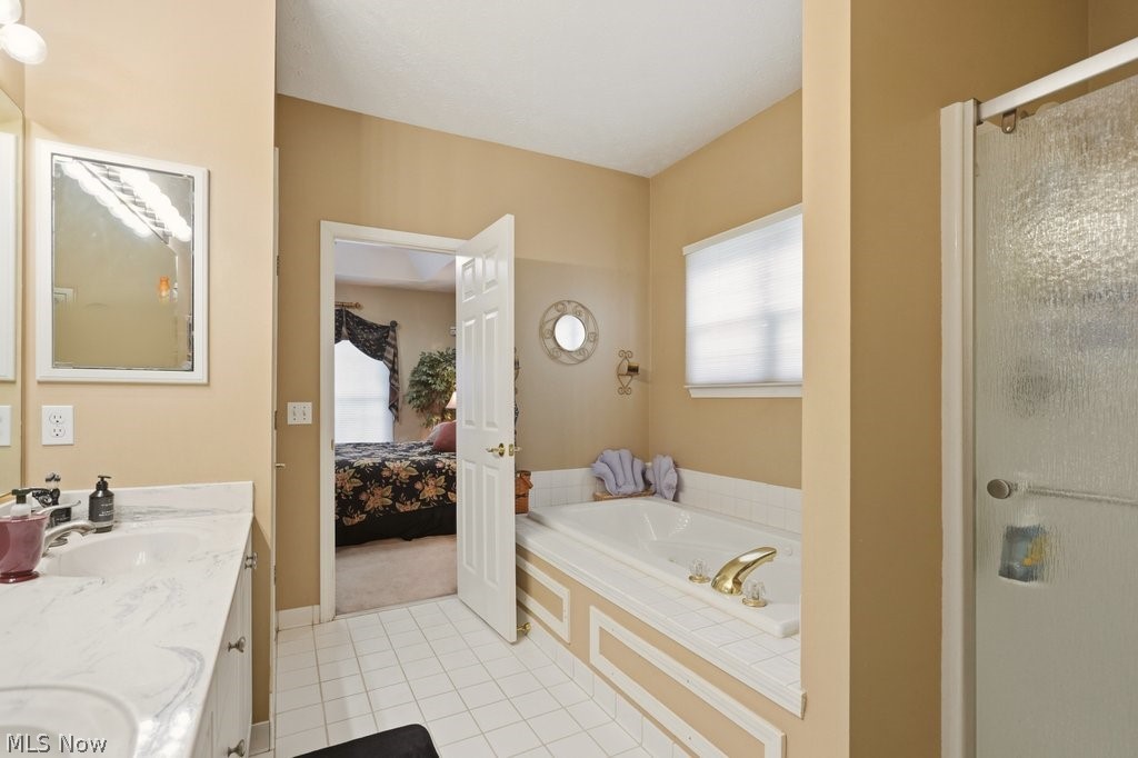 593 Brookstone Court Akron, OH 44321 - Photo 19 of 41 Owners’ en-suite bath with jetted tub