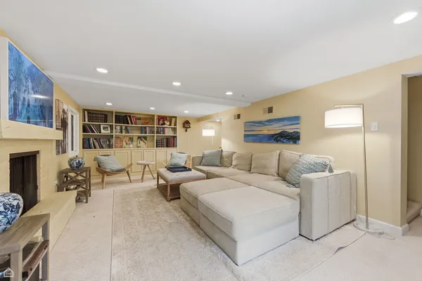 $1,300,000 | 1940 Chestnut Avenue, Wilmette, IL 60091
