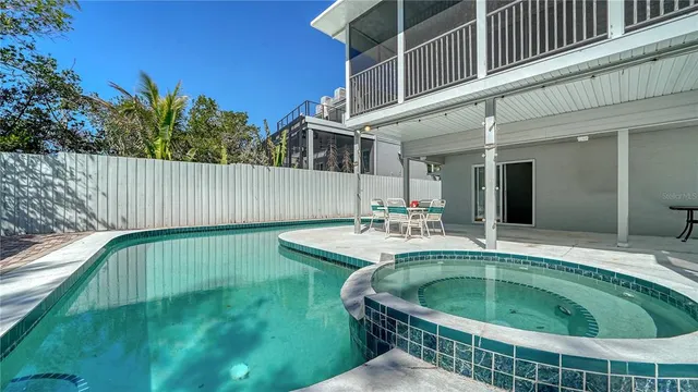 $2,240,000 | 462 Island Circle, Sarasota, FL 34242