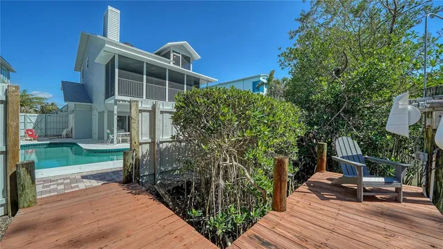 $2,240,000 | 462 Island Circle, Sarasota, FL 34242