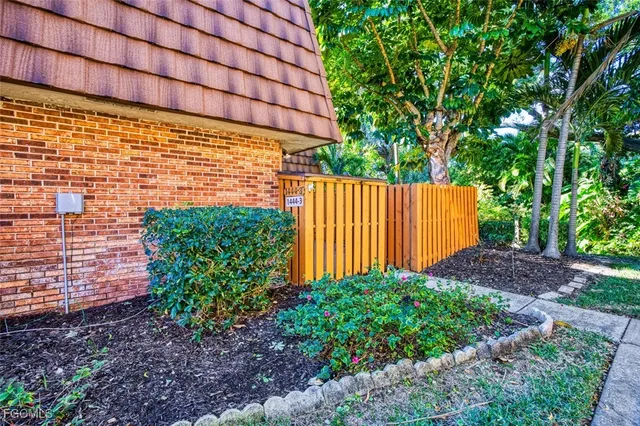 a view of a backyard