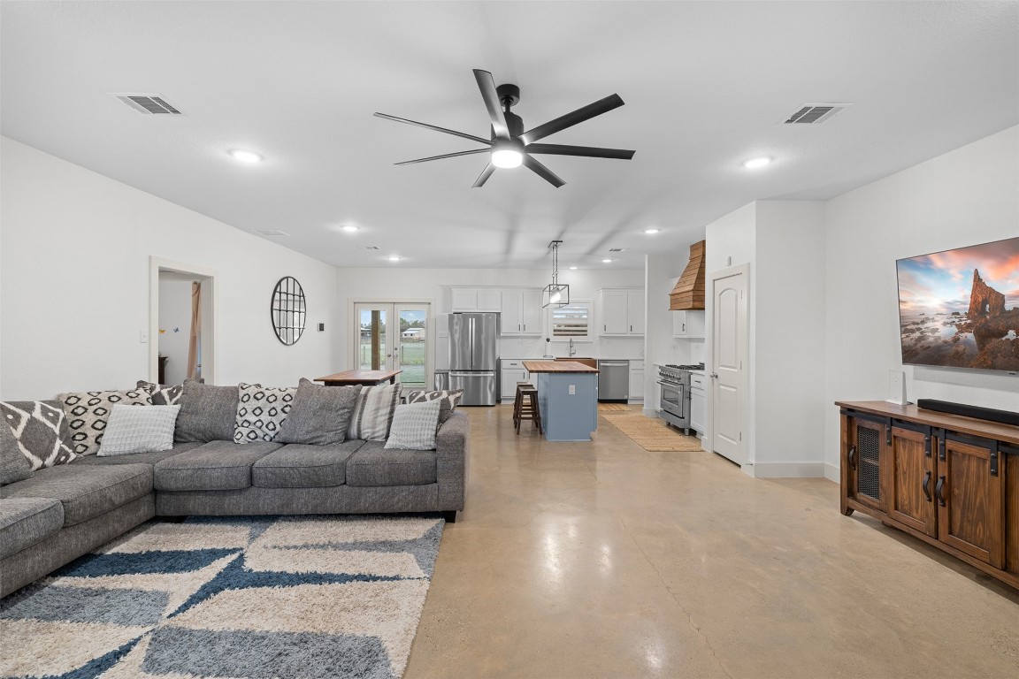 44206 Springer Road Hempstead, TX 77445 - Photo 9 of 43 a living room with furniture and a flat screen tv
