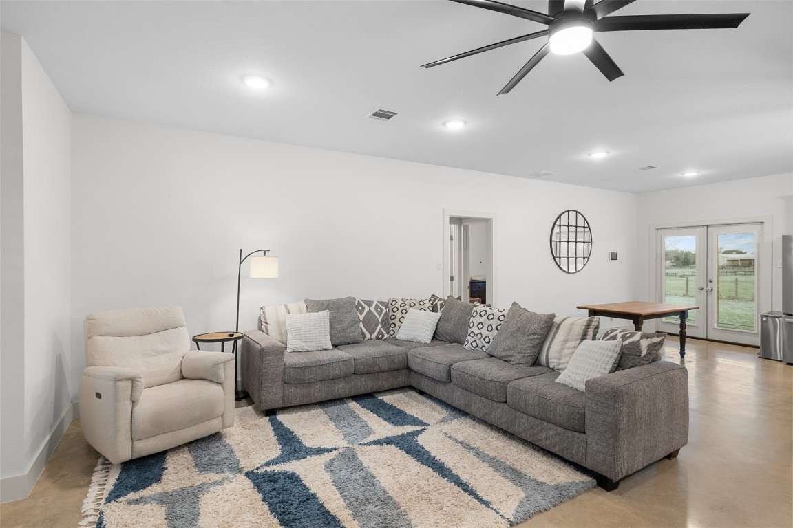44206 Springer Road Hempstead, TX 77445 - Photo 10 of 43 a living room with furniture and a window