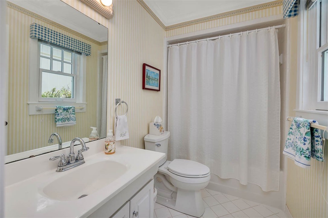 2022 Bruce Circle St. Simons Island, GA 31522 - Photo 22 of 40 Guest bath