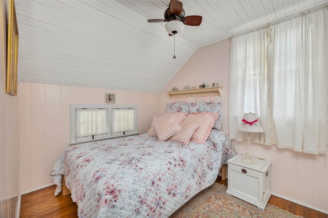 2022 Bruce Circle St. Simons Island, GA 31522 - Photo 24 of 40 Upstairs bedroom 1