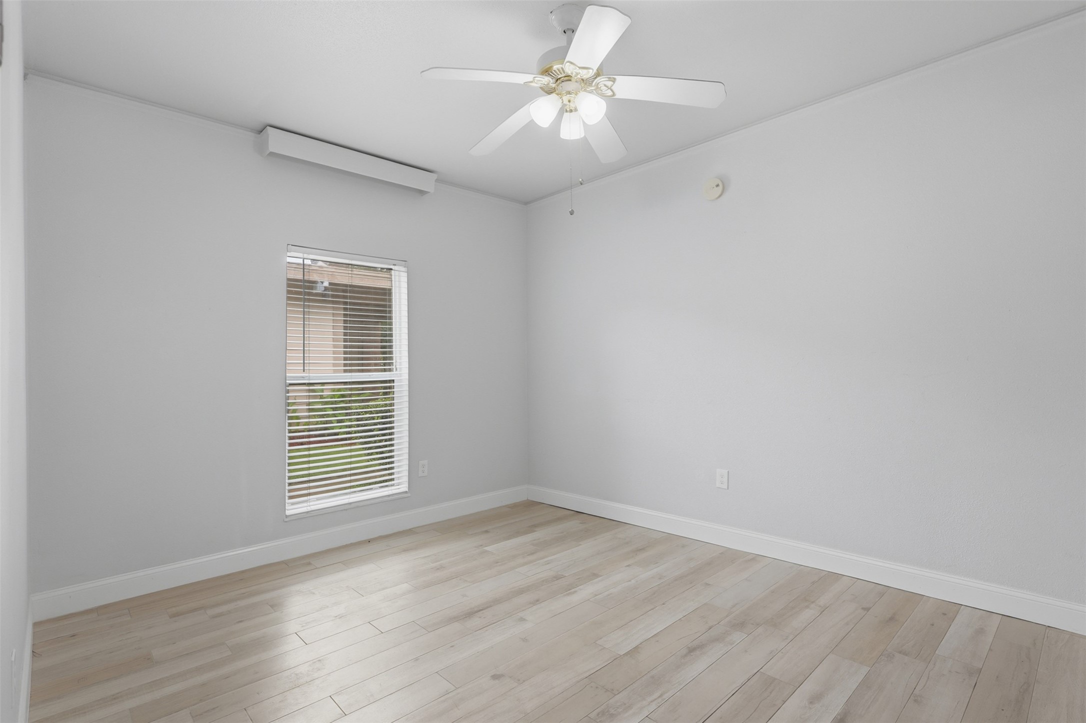 811 Threadneedle Street, Unit 287 Houston, TX 77079 - Photo 7 of 16 Spacious secondary bedroom with abundant natural light.