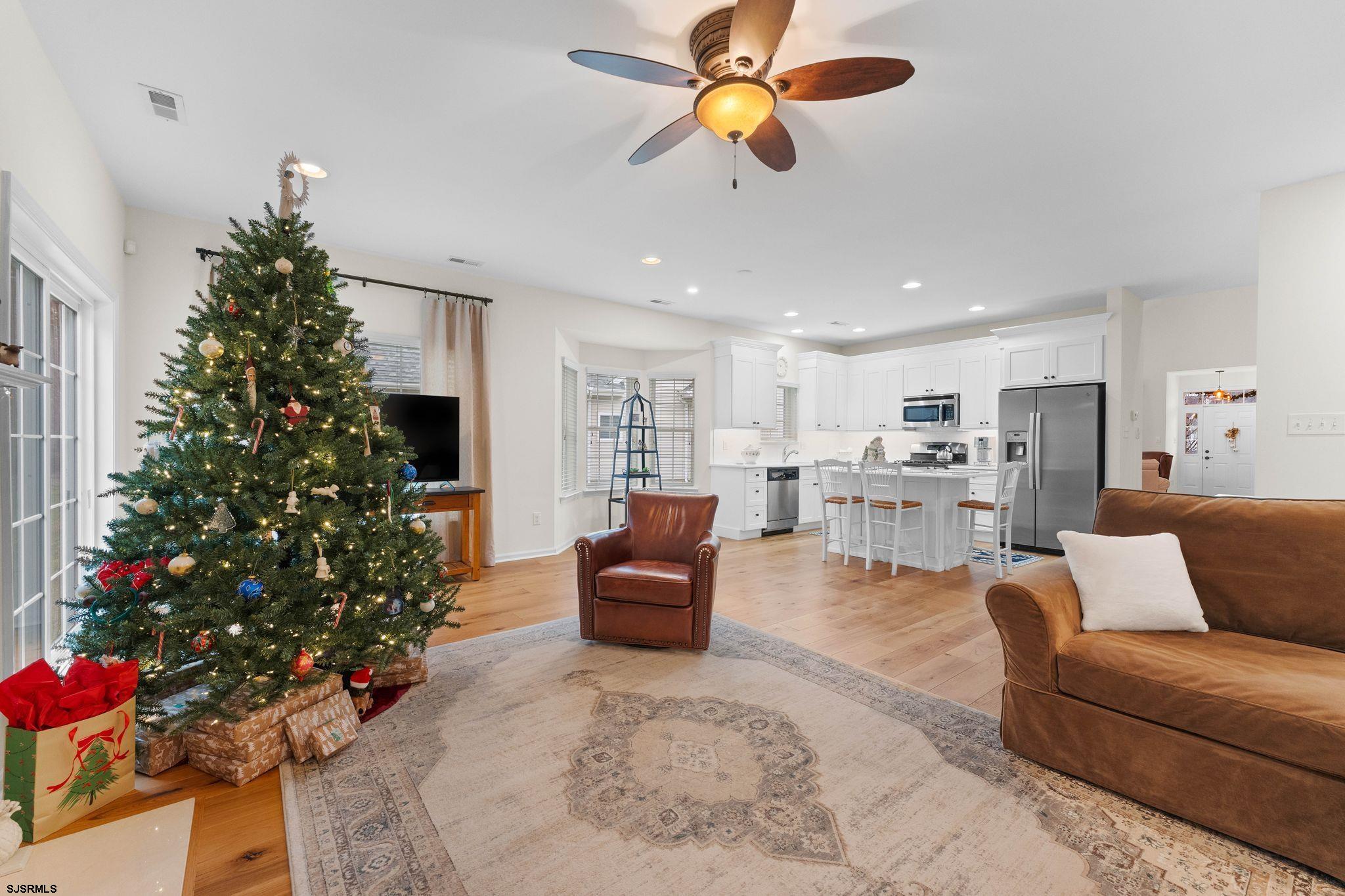 11 Daffodil Road Egg Harbor Township, NJ 08234 - Photo 17 of 50 a living room with furniture and a potted plant