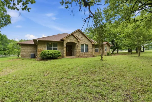 $1,000,000 | 1596 County Road 510, Stephenville, TX 76401