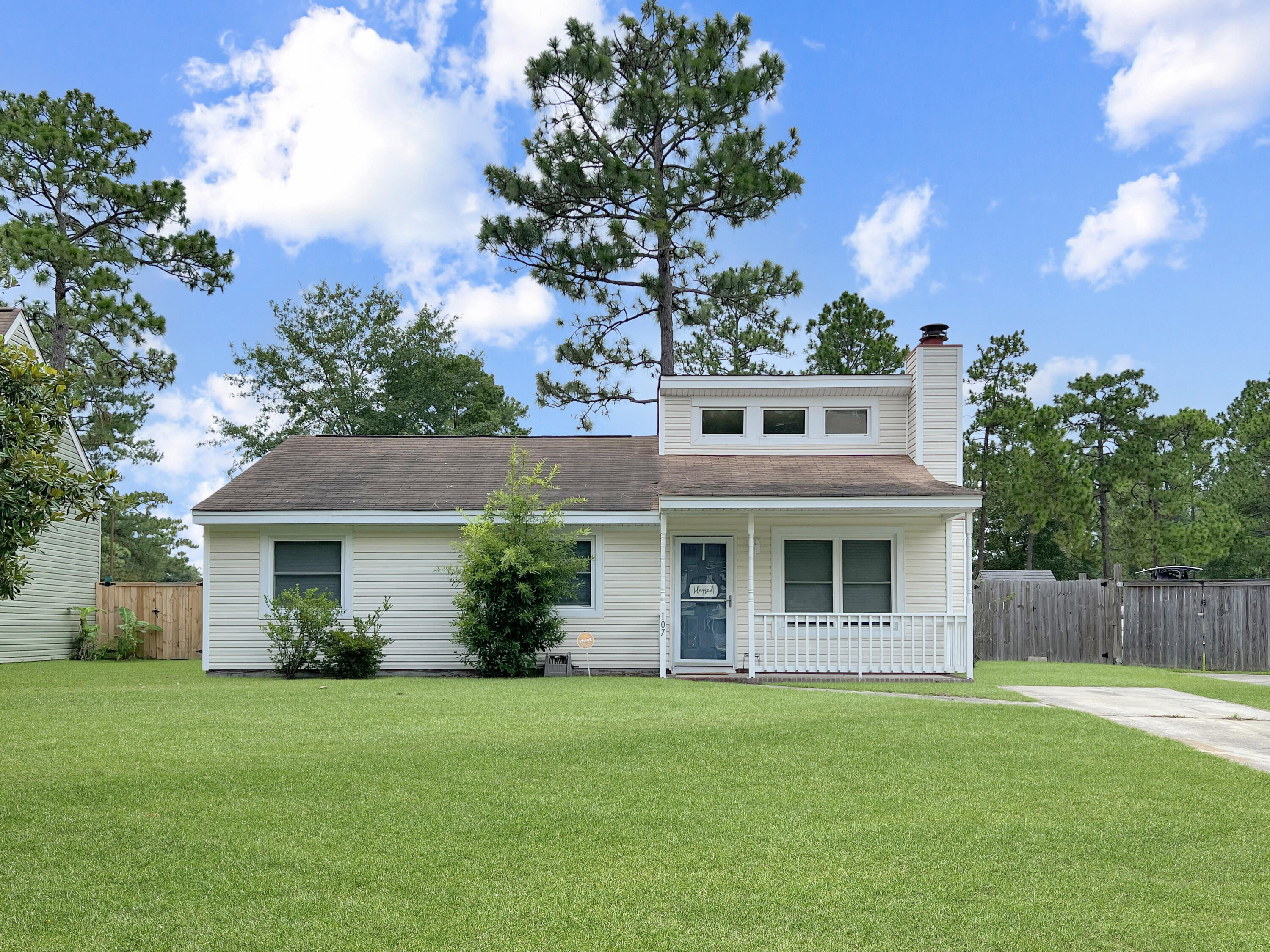 107 Broken Trail Summerville, SC 29486 - Photo 2 of 17 CF826607-3CF4-4374-82A5-F30E7D6512DE