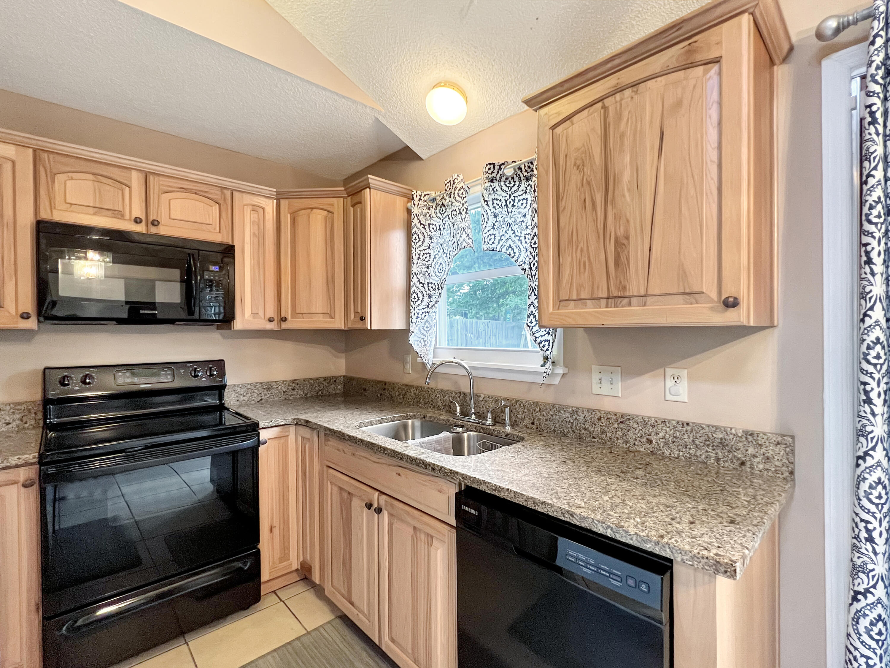 107 Broken Trail Summerville, SC 29486 - Photo 7 of 17 1AA91C03-F7CB-49AD-B1B1-E4F2F7F07E30