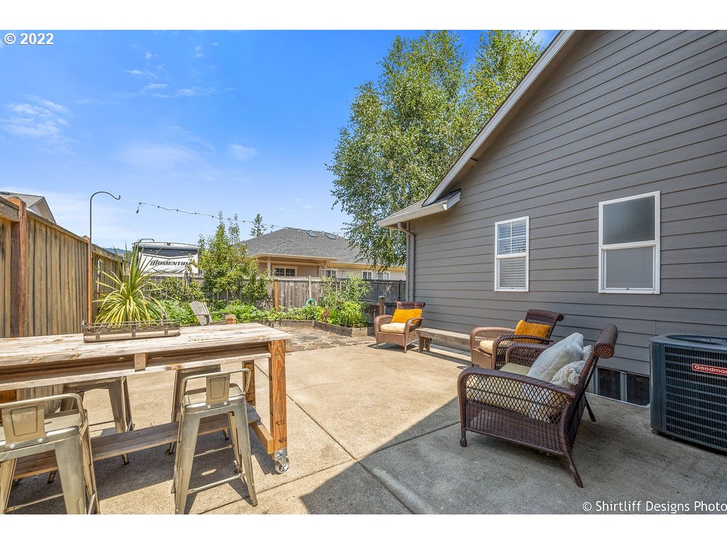 7184 F Place Springfield, OR 97478 - Photo 29 of 32 a outdoor space with a couch