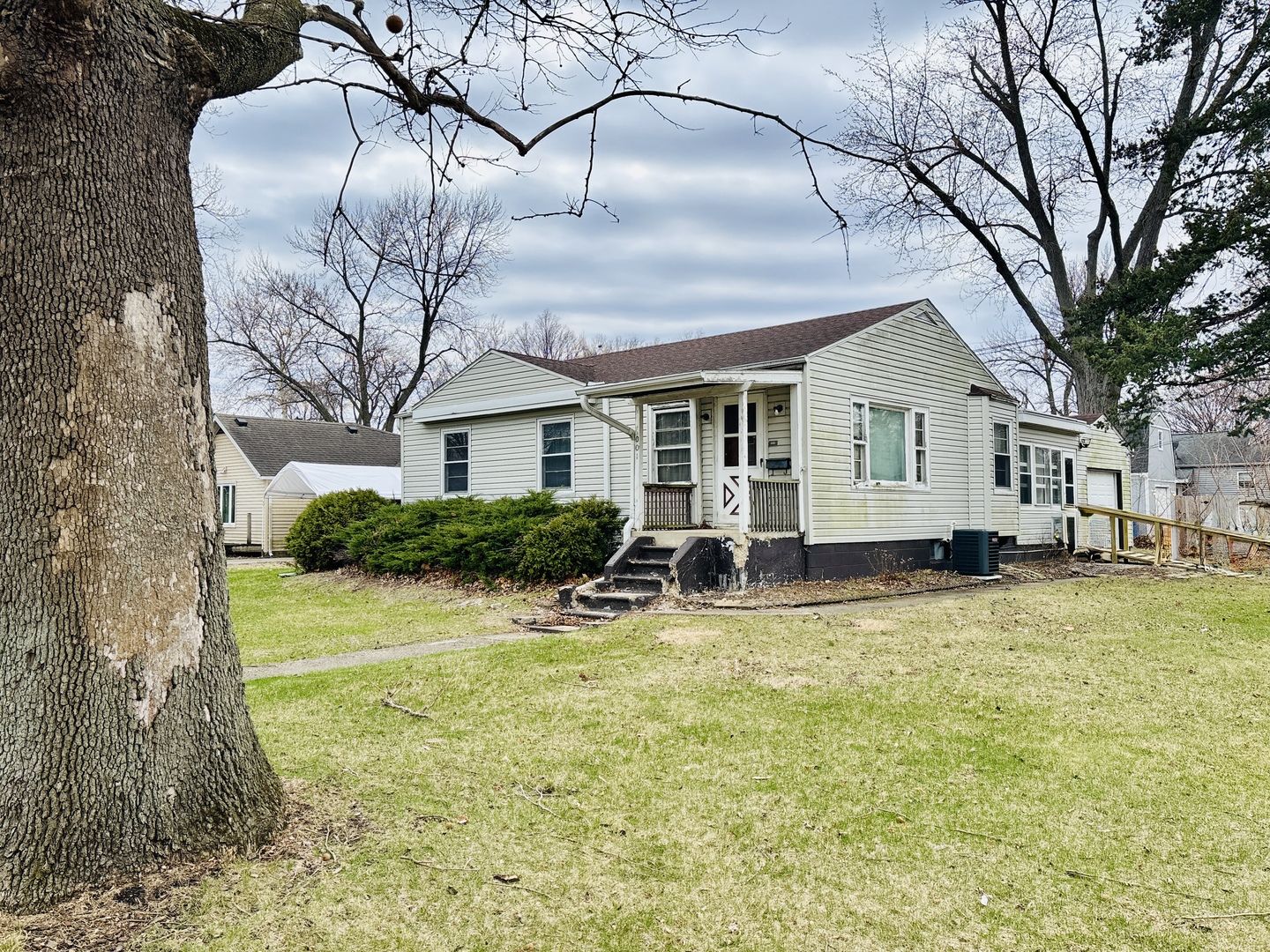 1001 Marcy Street Ottawa, IL 61350 - Photo 3 of 18 a view of a house with a yard