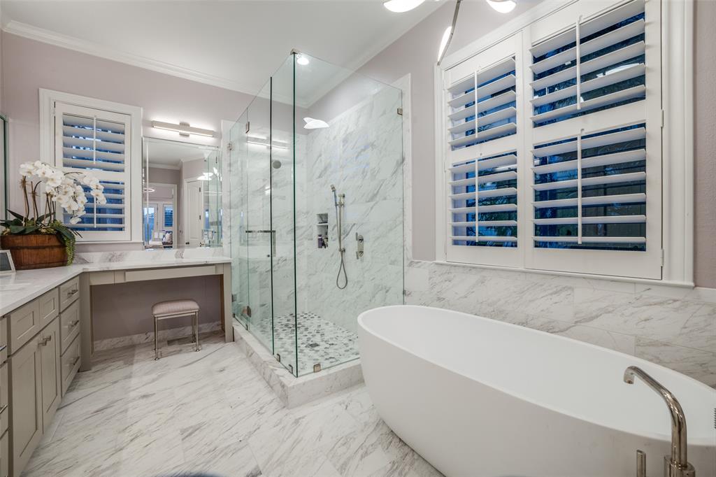 260 Cypress Marina Road Scroggins, TX 75480 - Photo 21 of 40 a bathroom with a bathtub and a sink