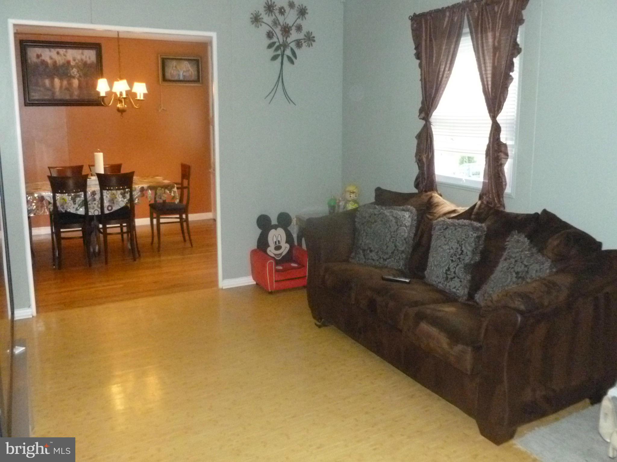 10405 Julep Avenue Silver Spring, MD 20902 - Photo 5 of 26 Living Room