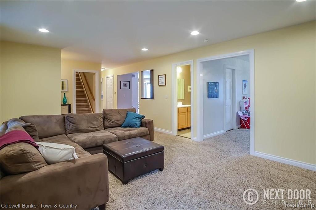42141 Ridge Road West Novi, MI 48375 - Photo 11 of 32