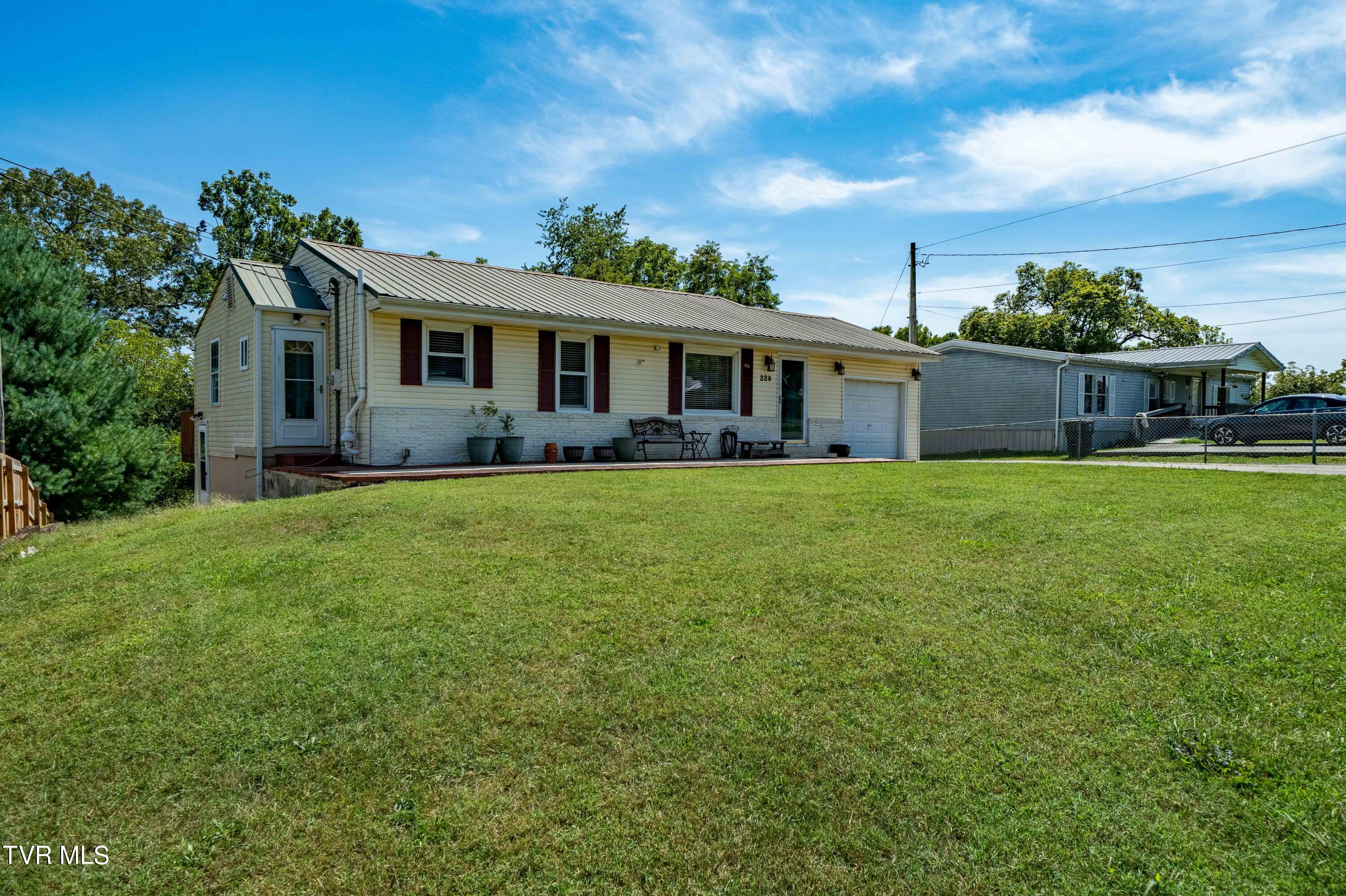 228 Gray Station Road Gray, TN 37615 - Photo 2 of 44 228 Gray Station Rd (1 of 47)