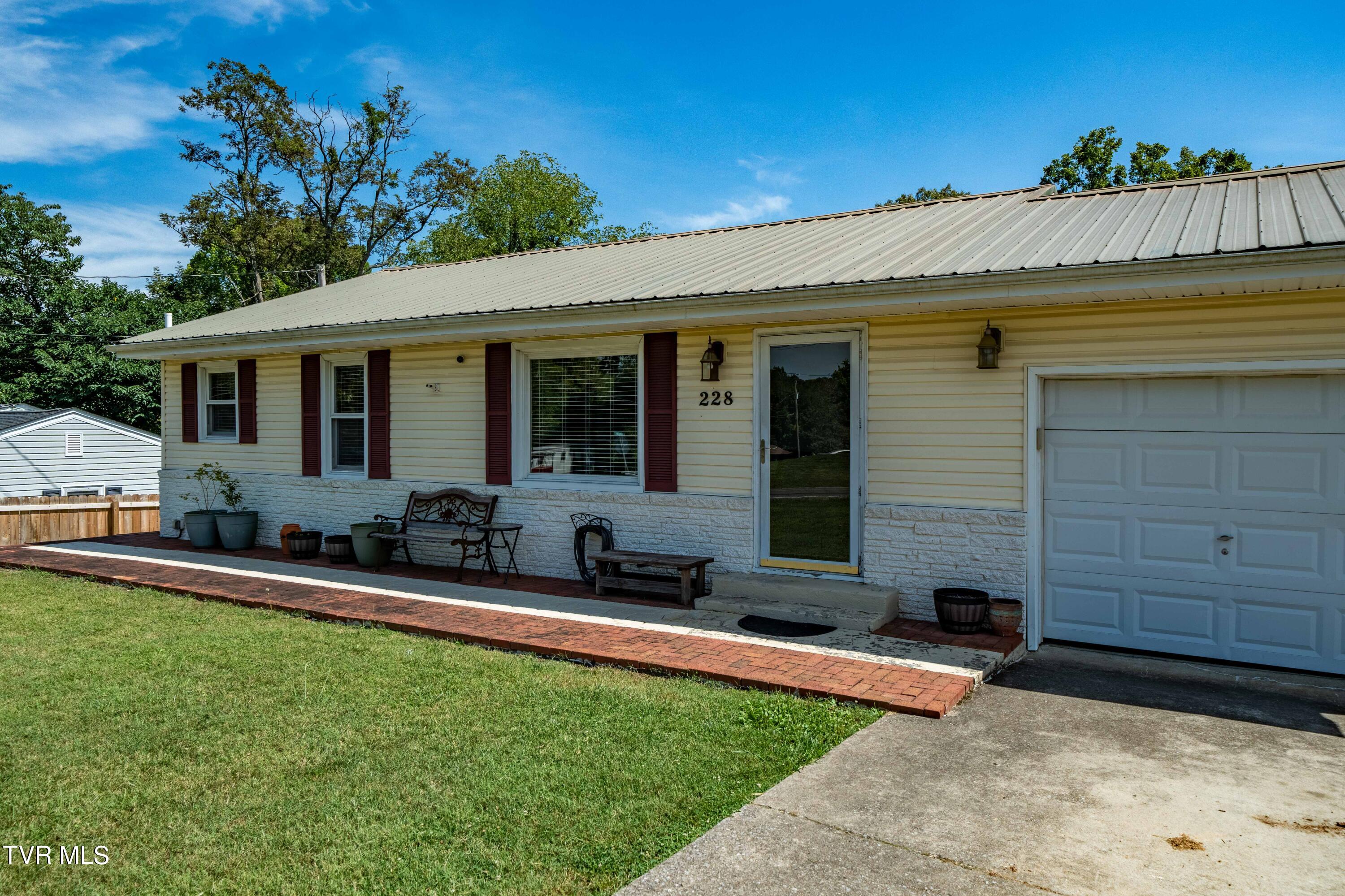 228 Gray Station Road Gray, TN 37615 - Photo 4 of 44 228 Gray Station Rd (4 of 47)