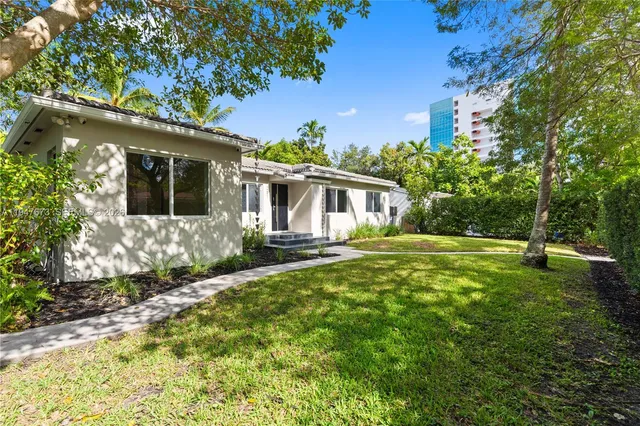 a view of a house with a yard