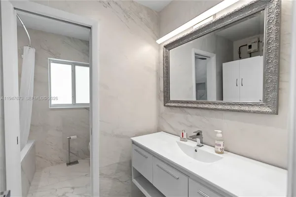 $7,000 | 251 Northeast 44th Street, Unit 251, Miami, FL 33137