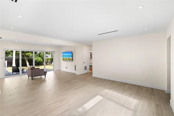 $7,000 | 251 Northeast 44th Street, Unit 251, Miami, FL 33137