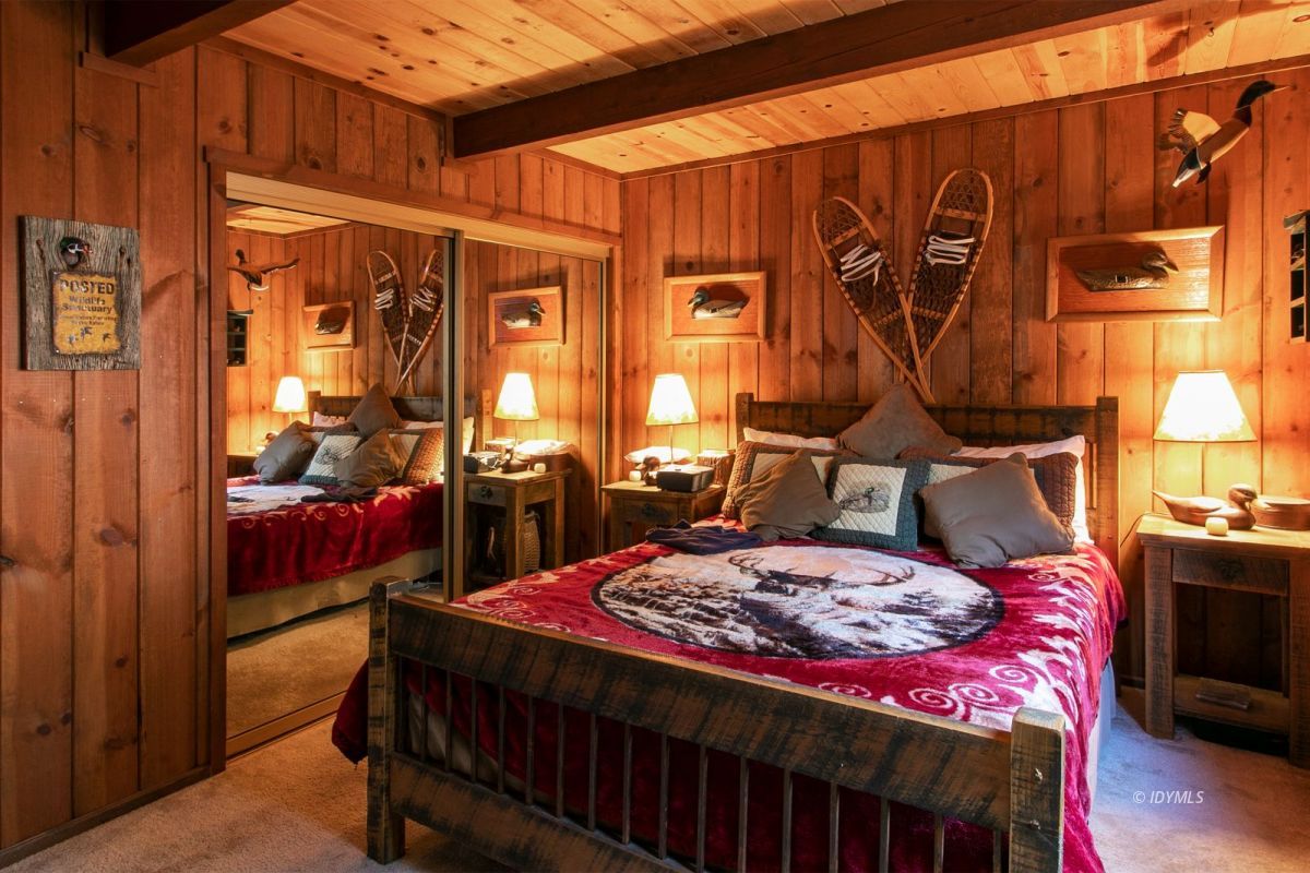 52641 4s02 Idyllwild, CA 92549 - Photo 13 of 36 a bedroom with a bed and wooden floor