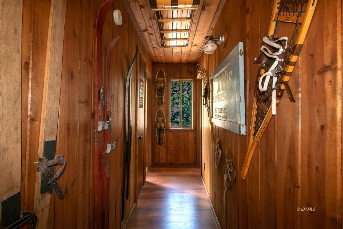 52641 4s02 Idyllwild, CA 92549 - Photo 14 of 36 a view of entryway with a door and wooden floor