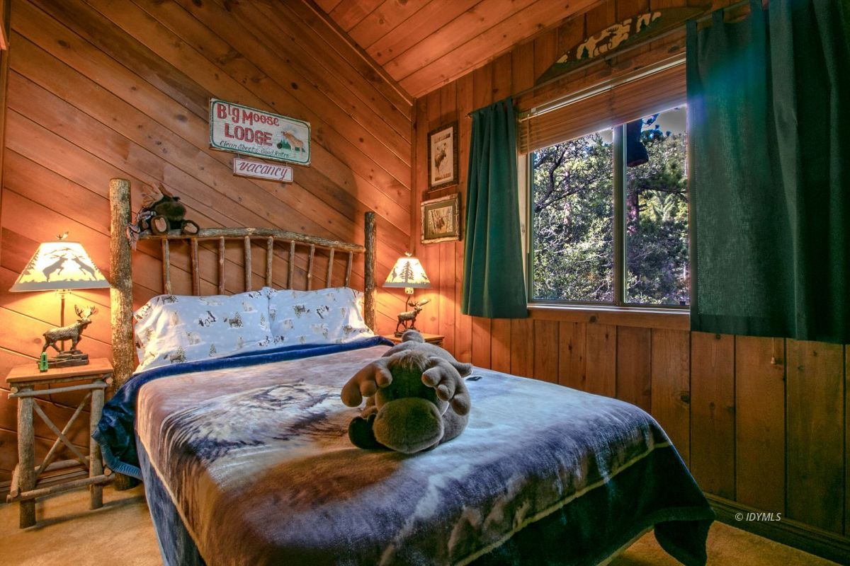 52641 4s02 Idyllwild, CA 92549 - Photo 15 of 36 a bed sitting in a bedroom next to a window