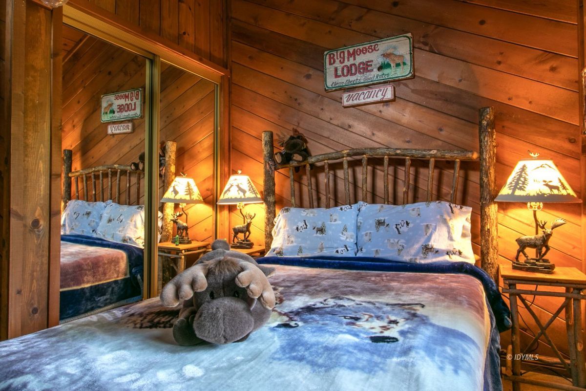 52641 4s02 Idyllwild, CA 92549 - Photo 16 of 36 a view of entryway front of a house