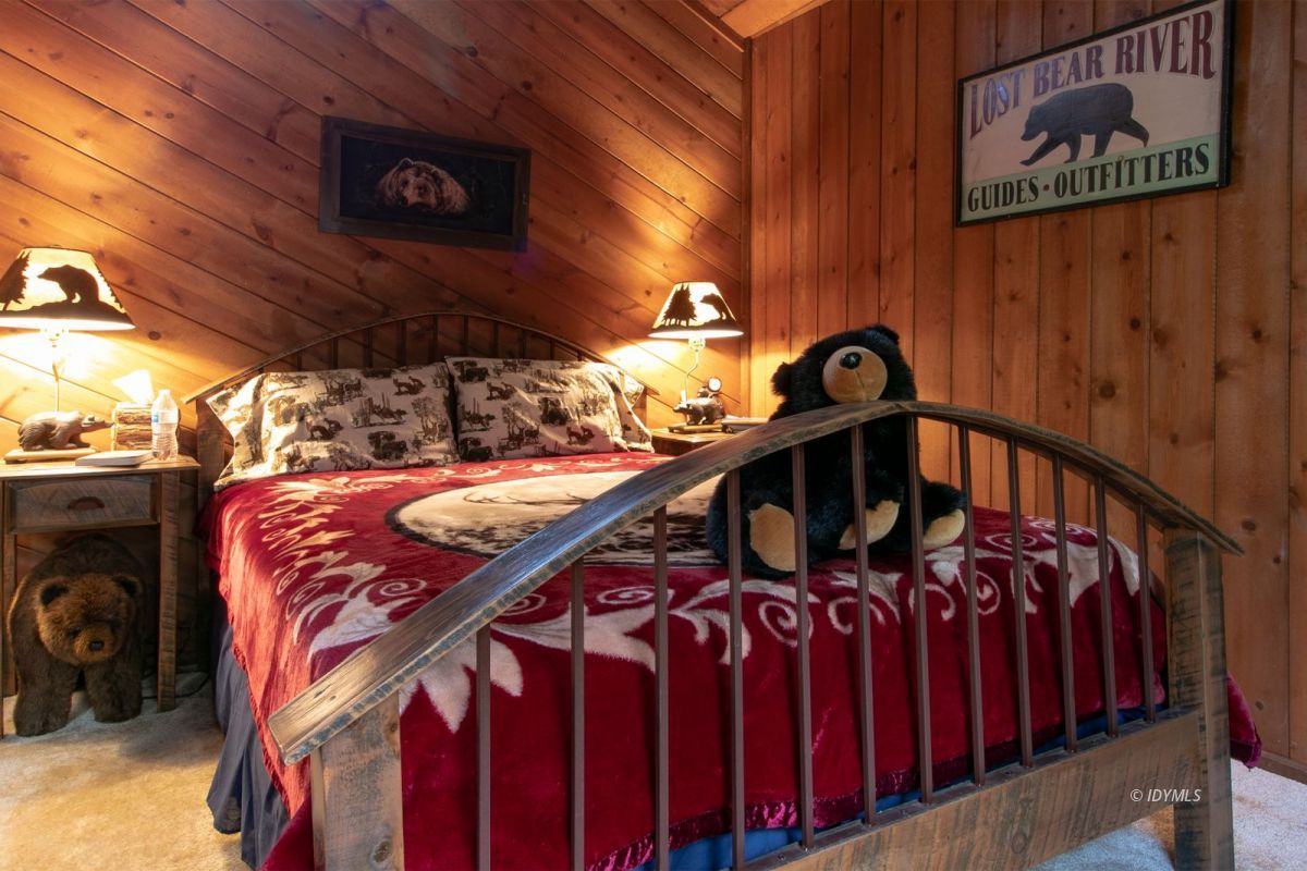 52641 4s02 Idyllwild, CA 92549 - Photo 17 of 36 a view of walk in closet with clothes