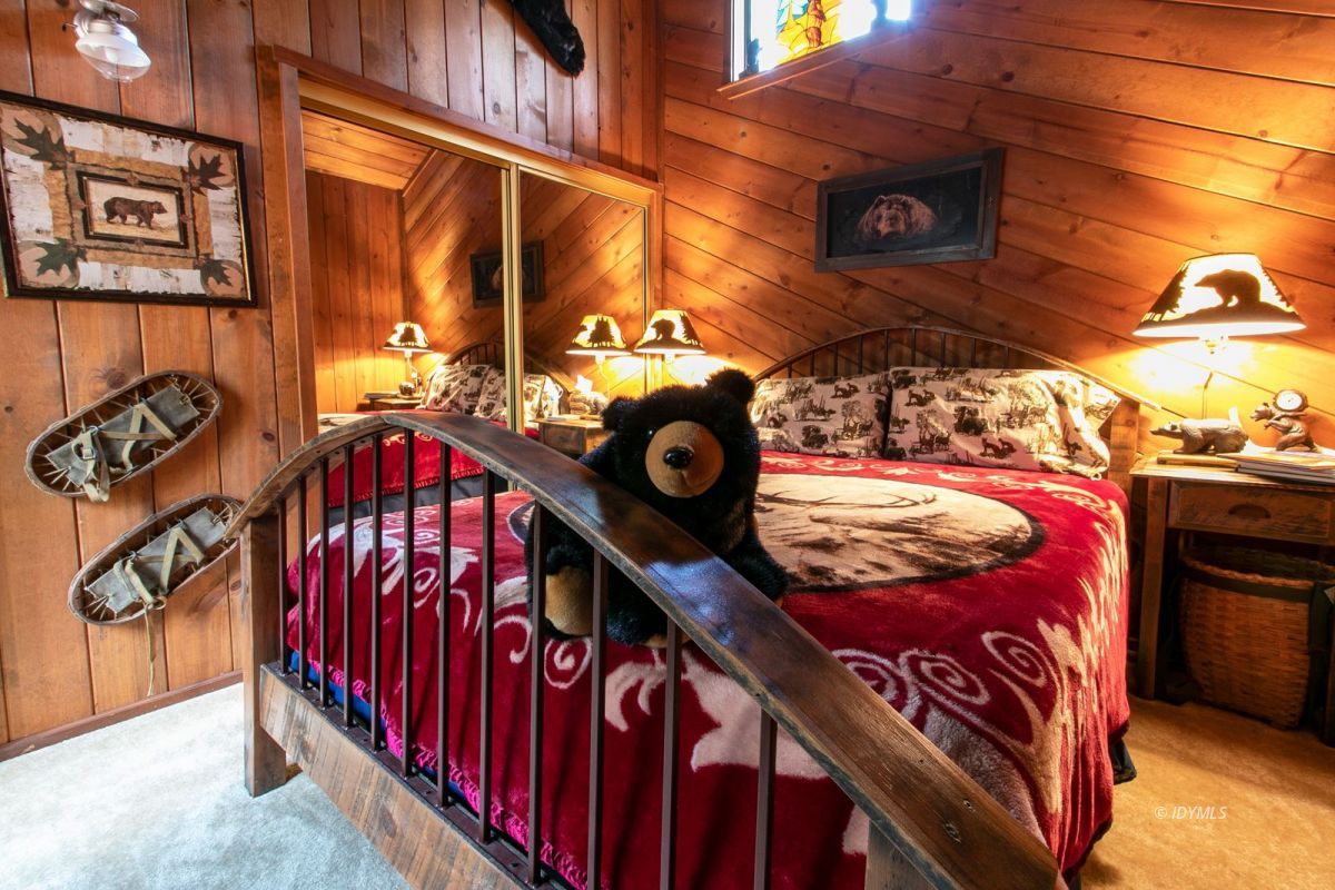 52641 4s02 Idyllwild, CA 92549 - Photo 18 of 36 a view of a street with sitting area