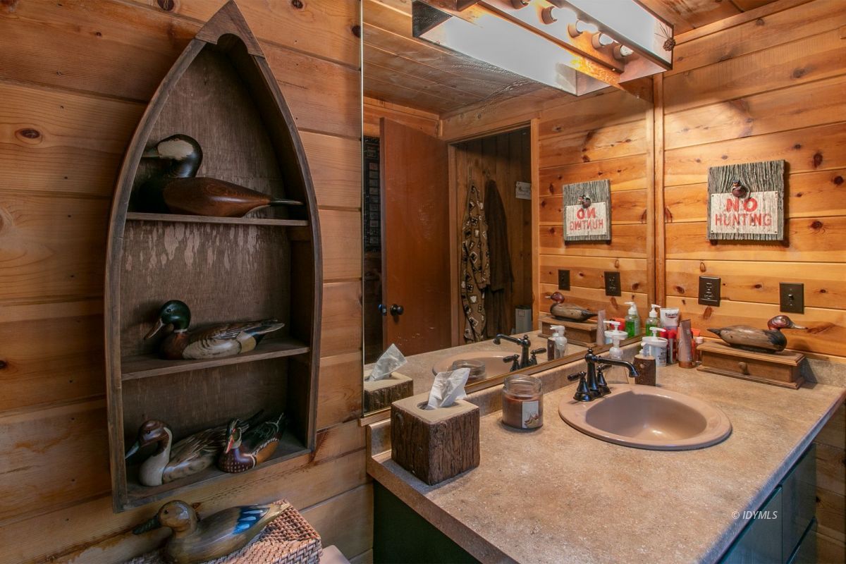 52641 4s02 Idyllwild, CA 92549 - Photo 20 of 36 a bathroom with a sink and a mirror