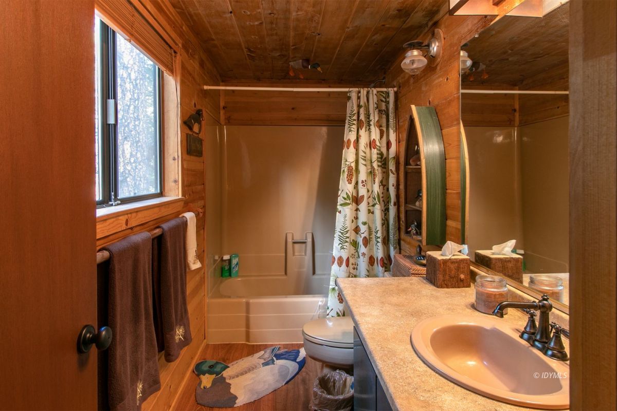 52641 4s02 Idyllwild, CA 92549 - Photo 21 of 36 a bathroom with a sink and mirror with bathtub