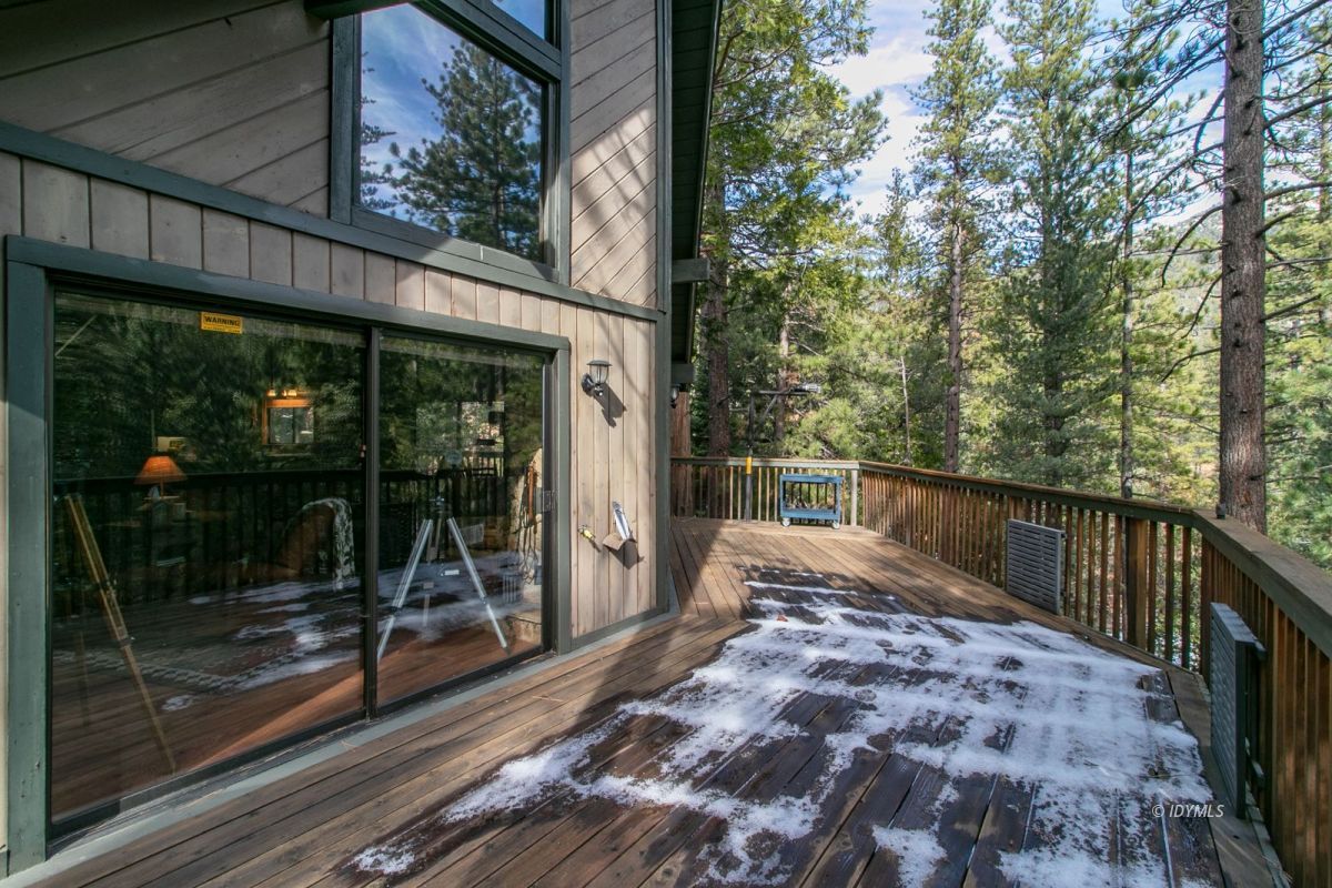 52641 4s02 Idyllwild, CA 92549 - Photo 23 of 36 a view of balcony with wooden floor