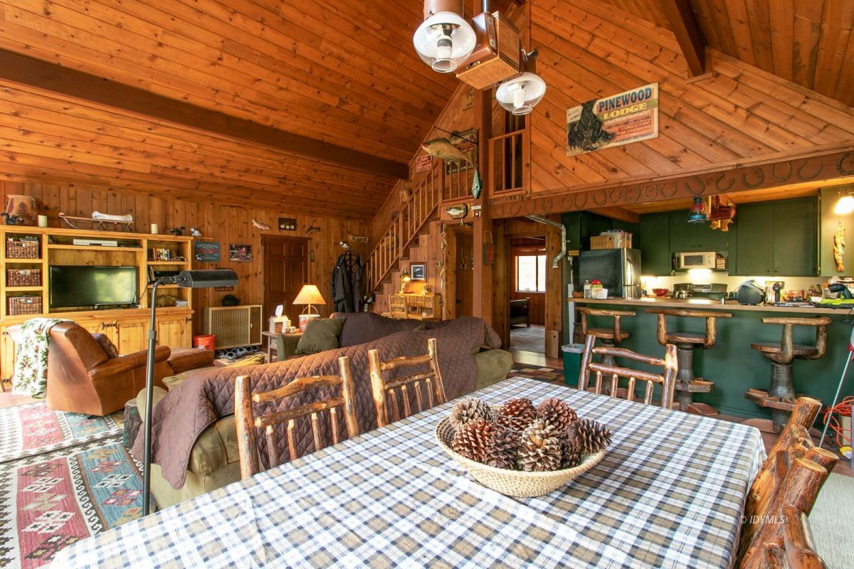 52641 4s02 Idyllwild, CA 92549 - Photo 5 of 36 a outdoor space with lots of chairs