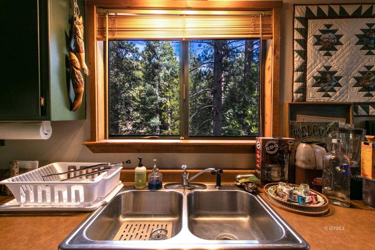 52641 4s02 Idyllwild, CA 92549 - Photo 10 of 36 a room with furniture and a window