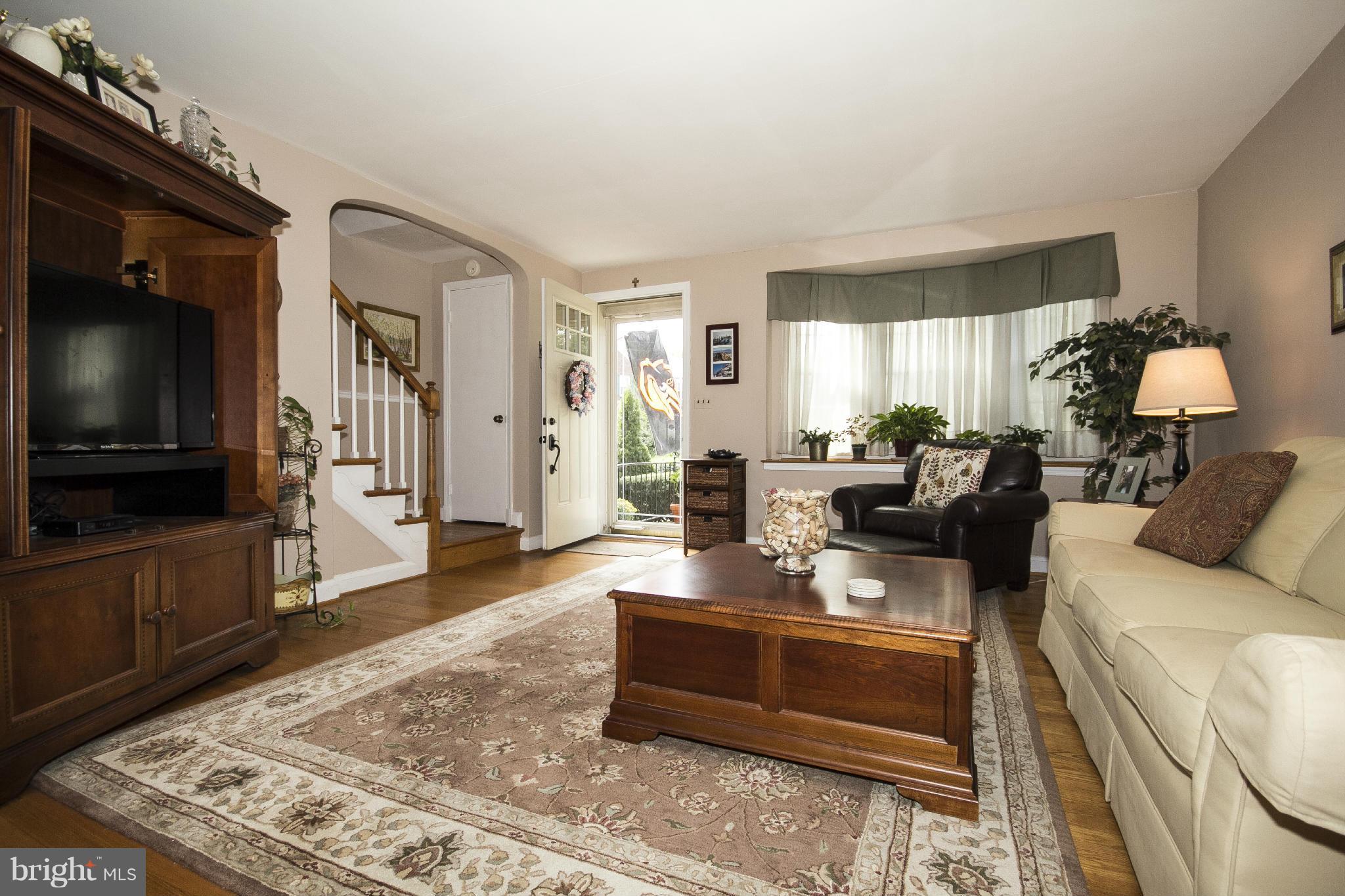 7033 Heathfield Road Baltimore, MD 21212 - Photo 3 of 24 Living Room