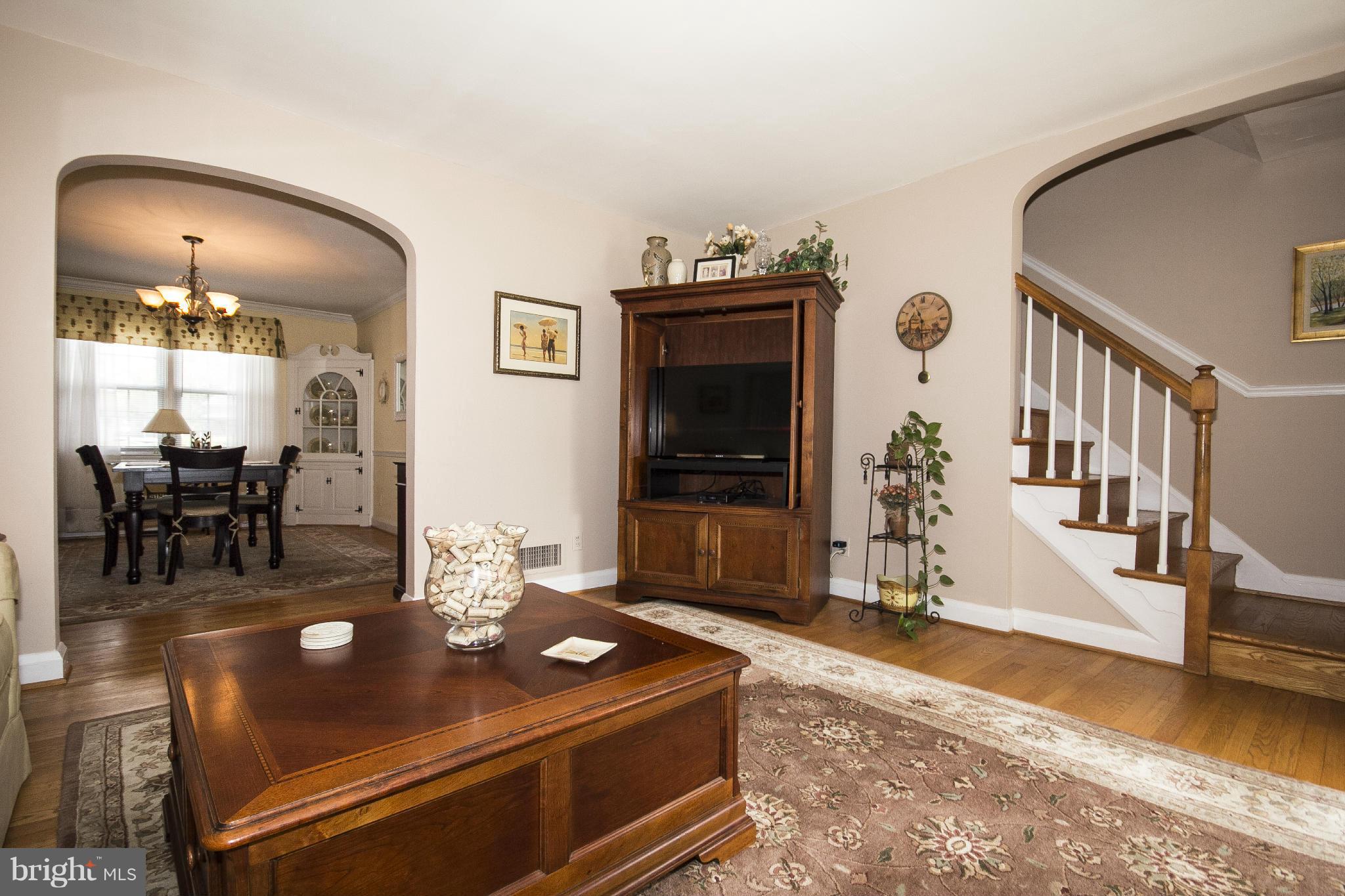 7033 Heathfield Road Baltimore, MD 21212 - Photo 5 of 24 Living room