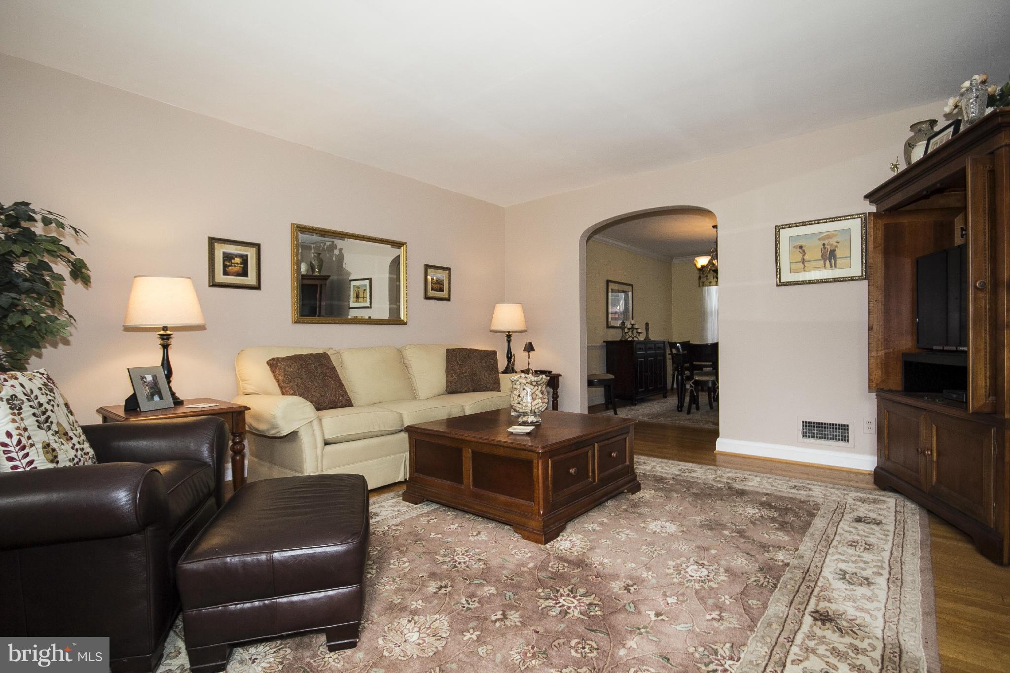 7033 Heathfield Road Baltimore, MD 21212 - Photo 6 of 24 Living Room