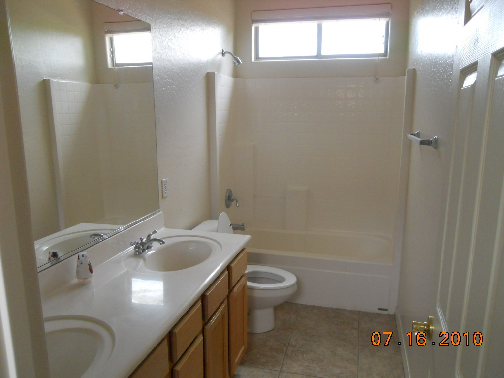2116 East Browning Place Chandler, AZ 85225 - Photo 5 of 6 2ND BATH