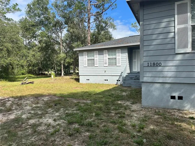 a view of a backyard