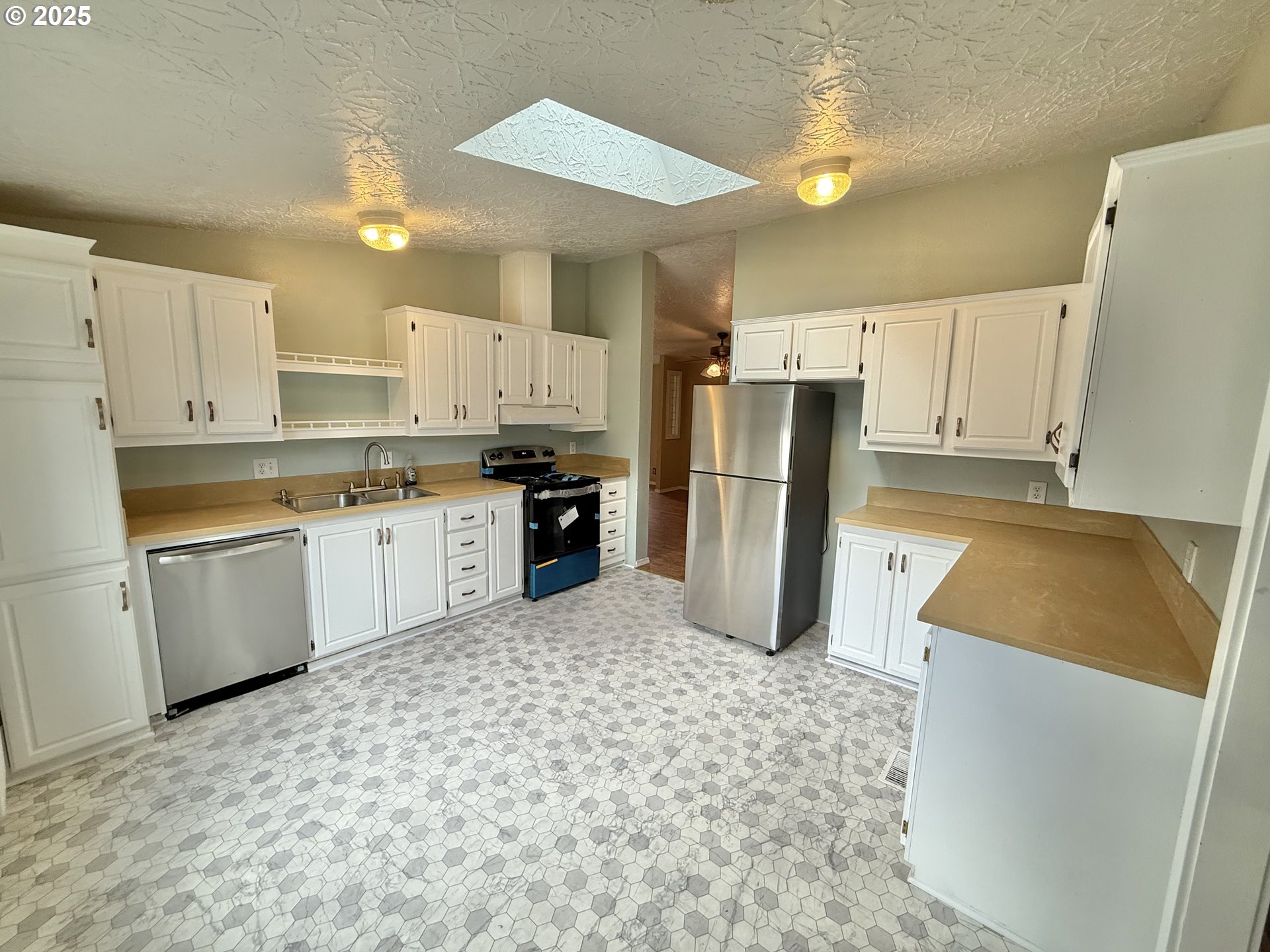 1282 3rd Street, Unit 37 Lafayette, OR 97127 - Photo 7 of 31 a kitchen with a sink a refrigerator and a stove