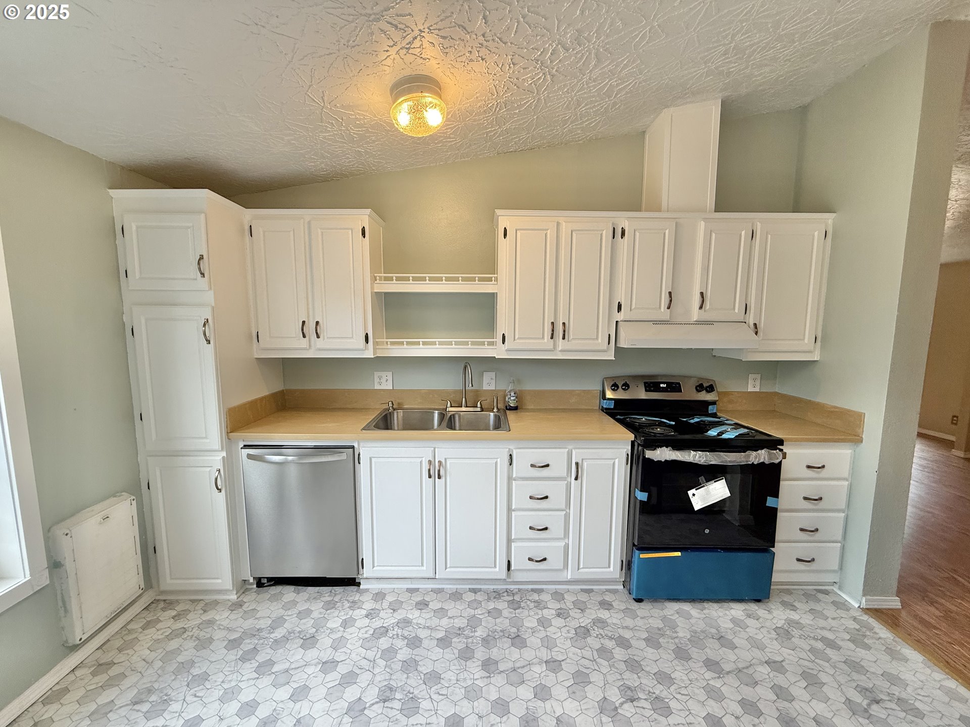 1282 3rd Street, Unit 37 Lafayette, OR 97127 - Photo 9 of 31 a kitchen with a stove and a refrigerator