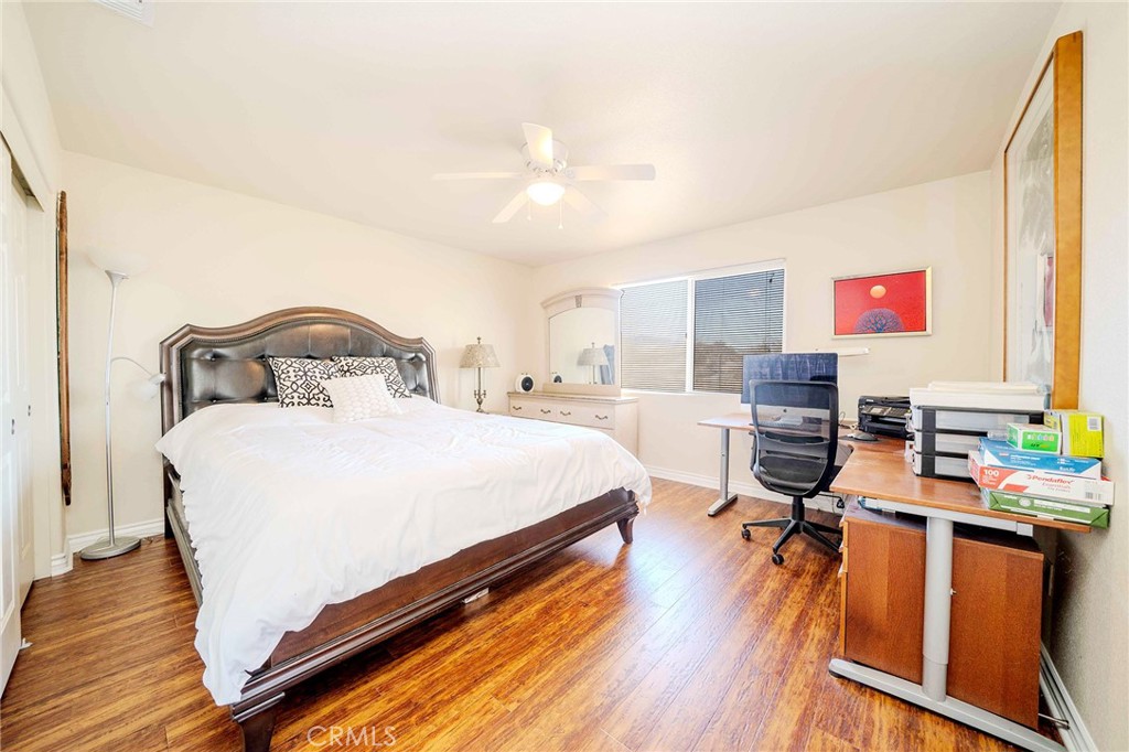 11522 Ponderosa Road Pinon Hills, CA 92372 - Photo 29 of 46 a bedroom with a bed and a table in it