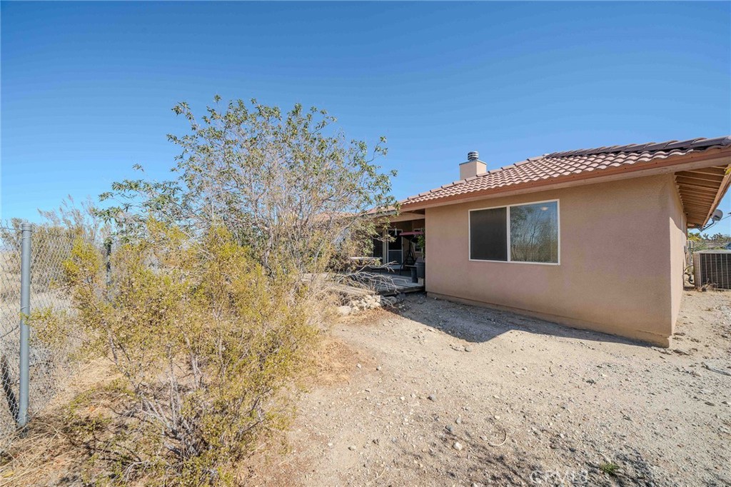 11522 Ponderosa Road Pinon Hills, CA 92372 - Photo 45 of 46 a view of a house with a snow in the background